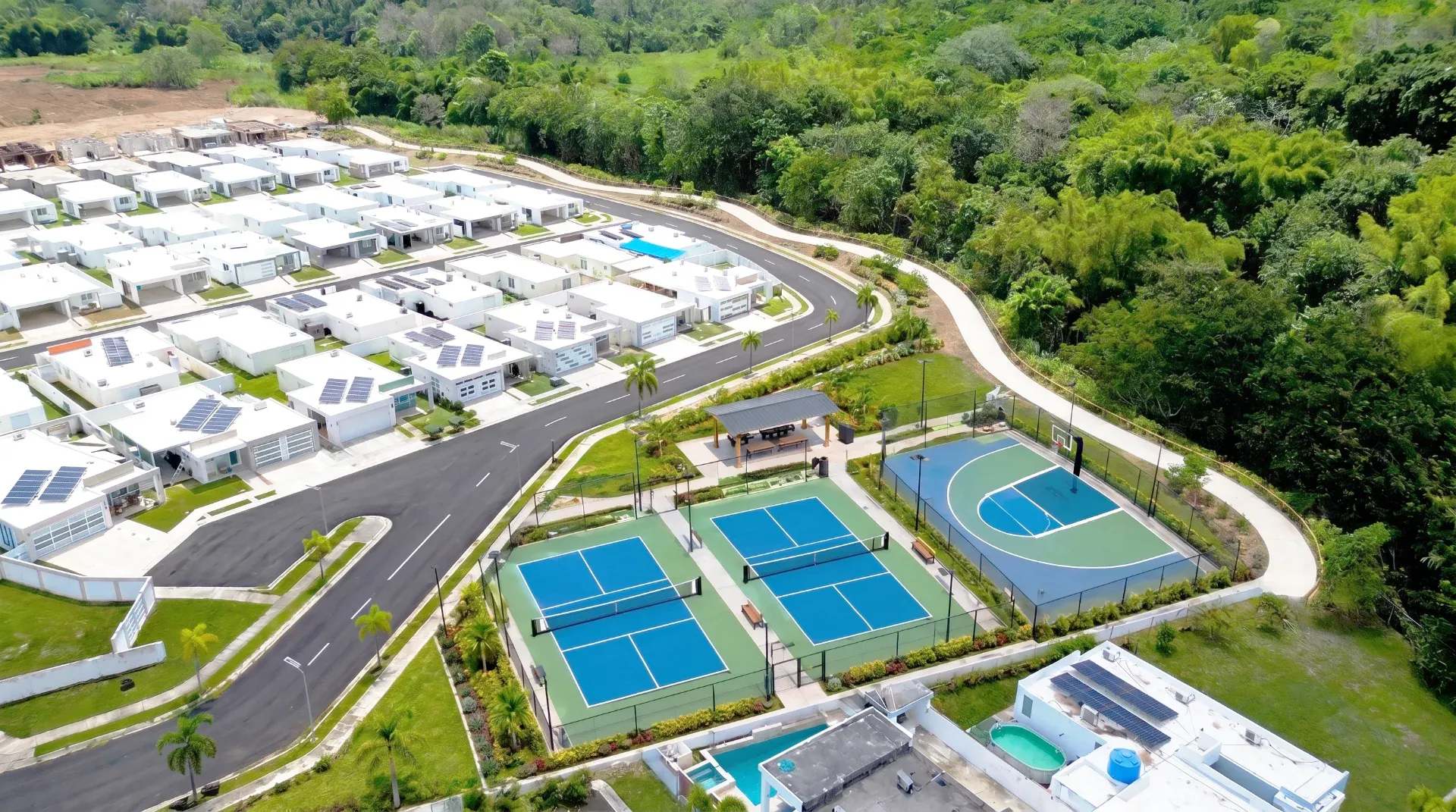 Vista aérea de Masías at the Hills con canchas deportivas y casas