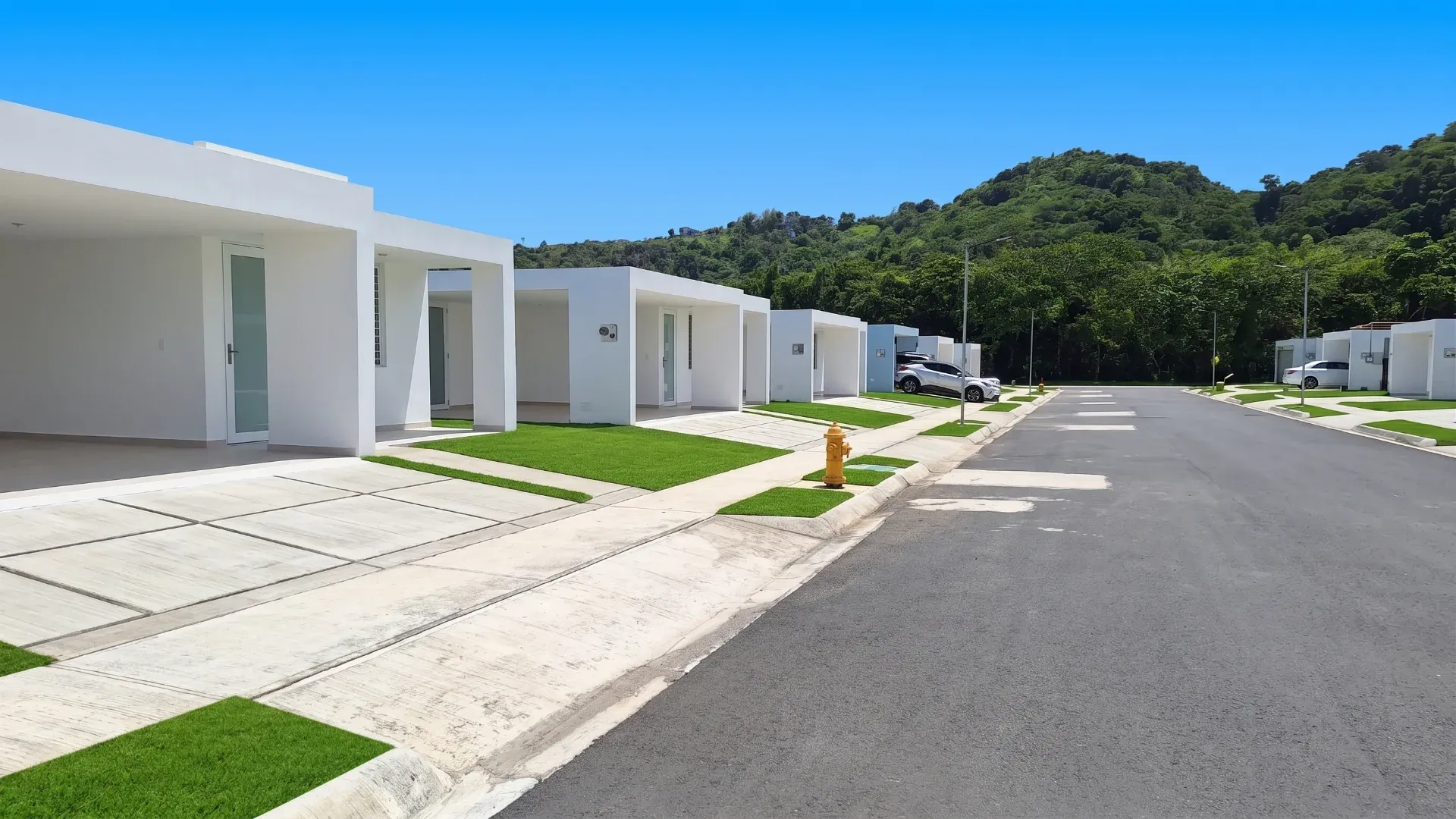 Calle residencial de Masías at the Hills con casas blancas